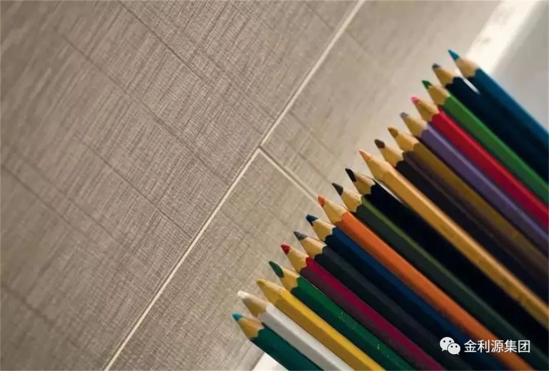 冬季是冷冽的，地板是溫暖的